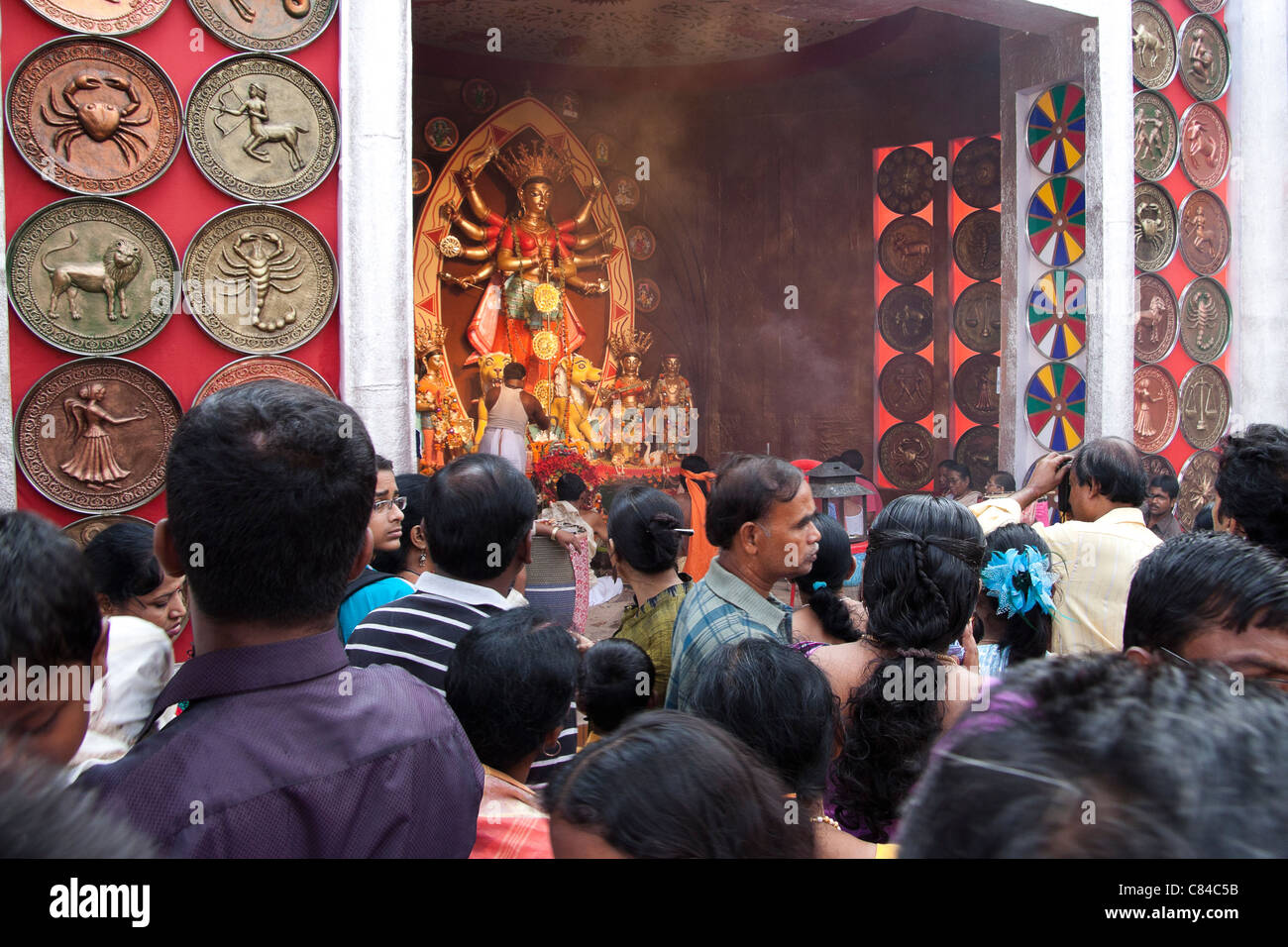 I devoti a 'Pukur Bose Durga Puja pandal' in Kasba, Calcutta, West Bengal, India. Foto Stock