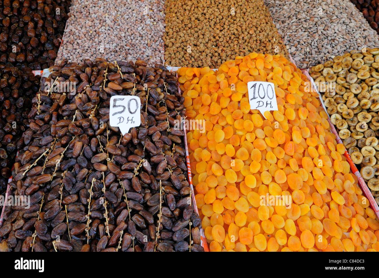 Frutta secca in stallo, Piazza Djemaa el Fna a Marrakech, Marocco Foto Stock