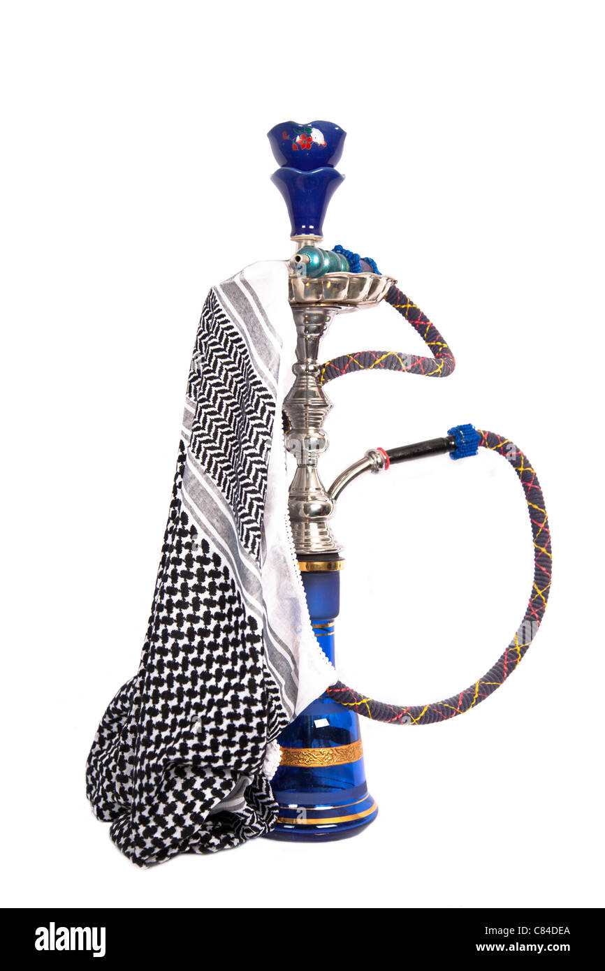 Blu e argento arabo waterpipe con fazzoletto arabo isolato su bianco Foto Stock