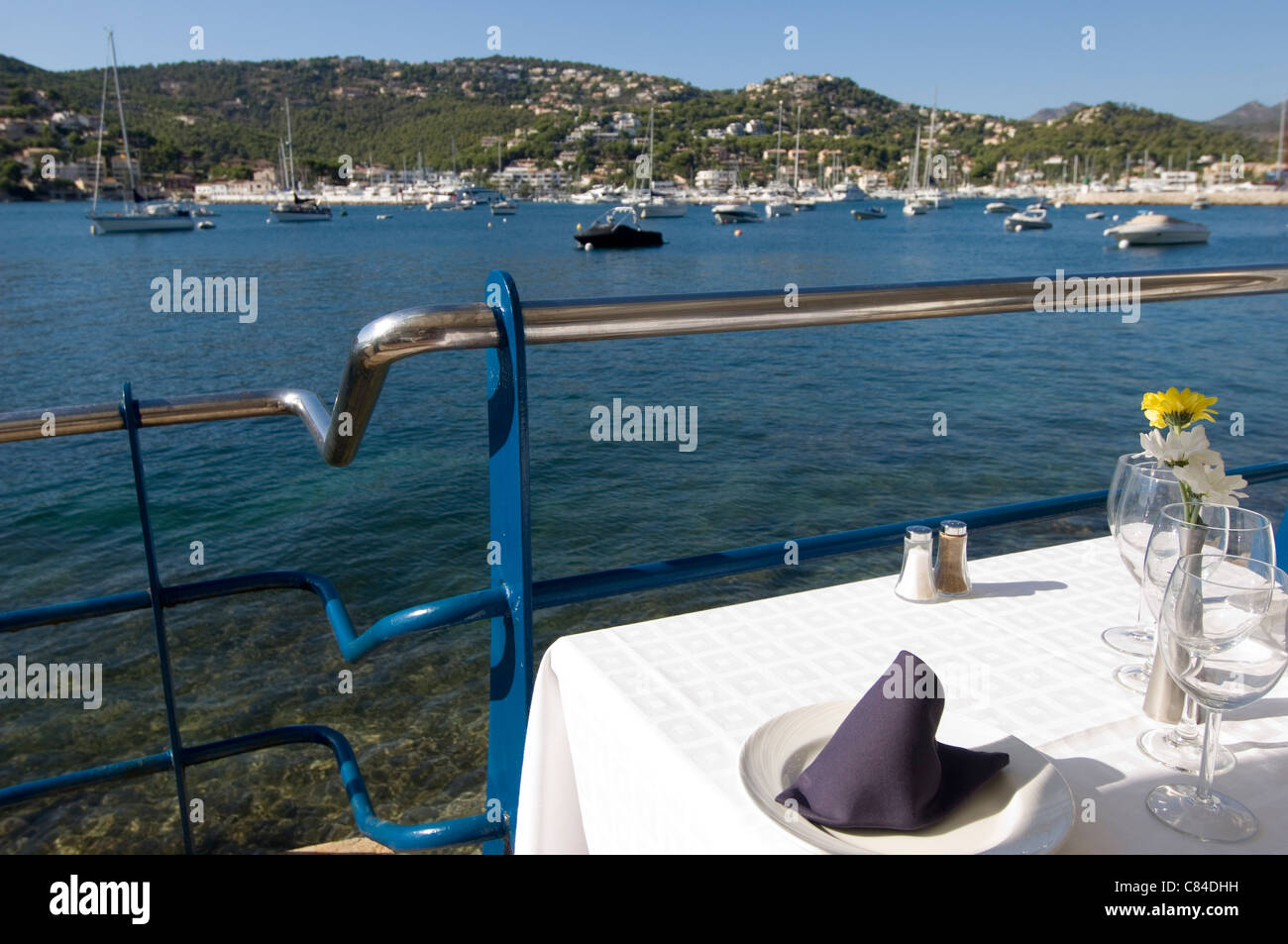 Puerto d'Andratx, alla fine della giornata, ristorante tavolo, harbourside Foto Stock