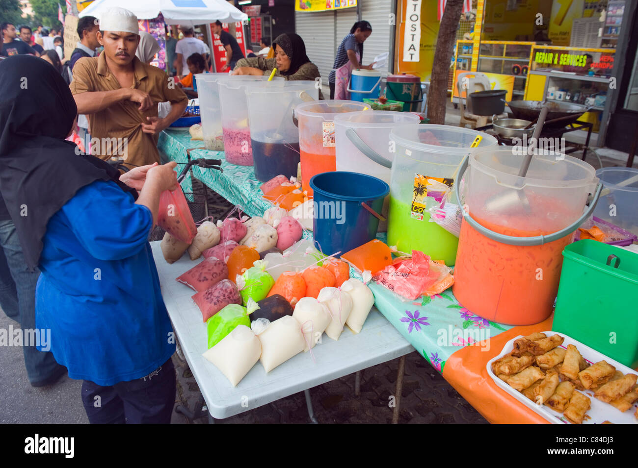 Il Ramadan stand gastronomici, Kampung Baru, Kuala Lumpur, Malesia, Sud Est asiatico Foto Stock