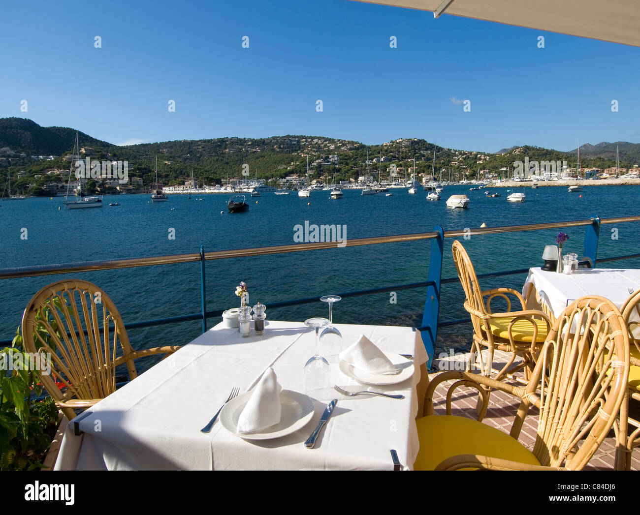 Puerto d'Andratx, alla fine della giornata, ristorante, tabella, Harbourside, yacht Foto Stock