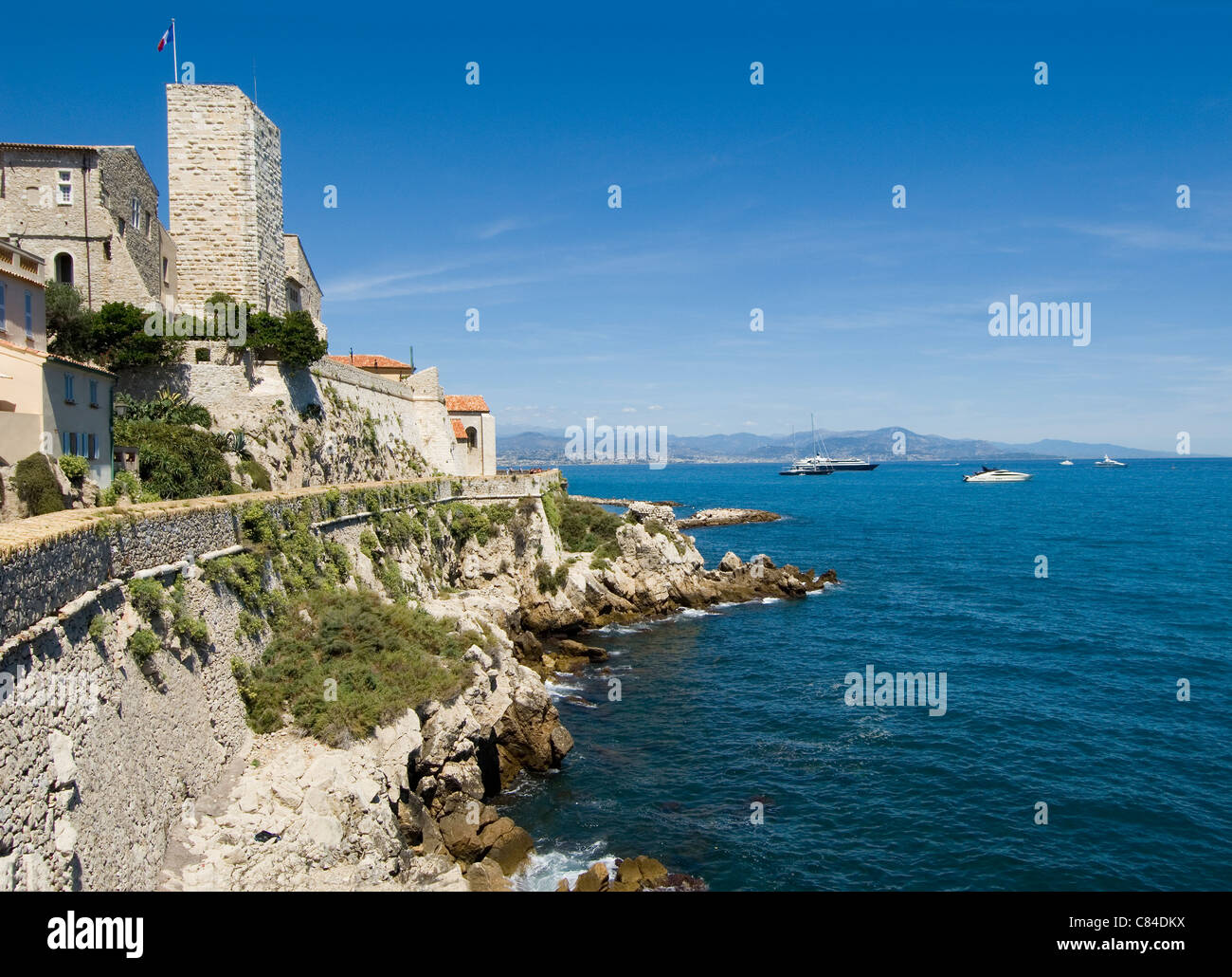 Antibes ed il Museo Picasso al di sopra dei bastioni della città vecchia, il sud della Francia Foto Stock