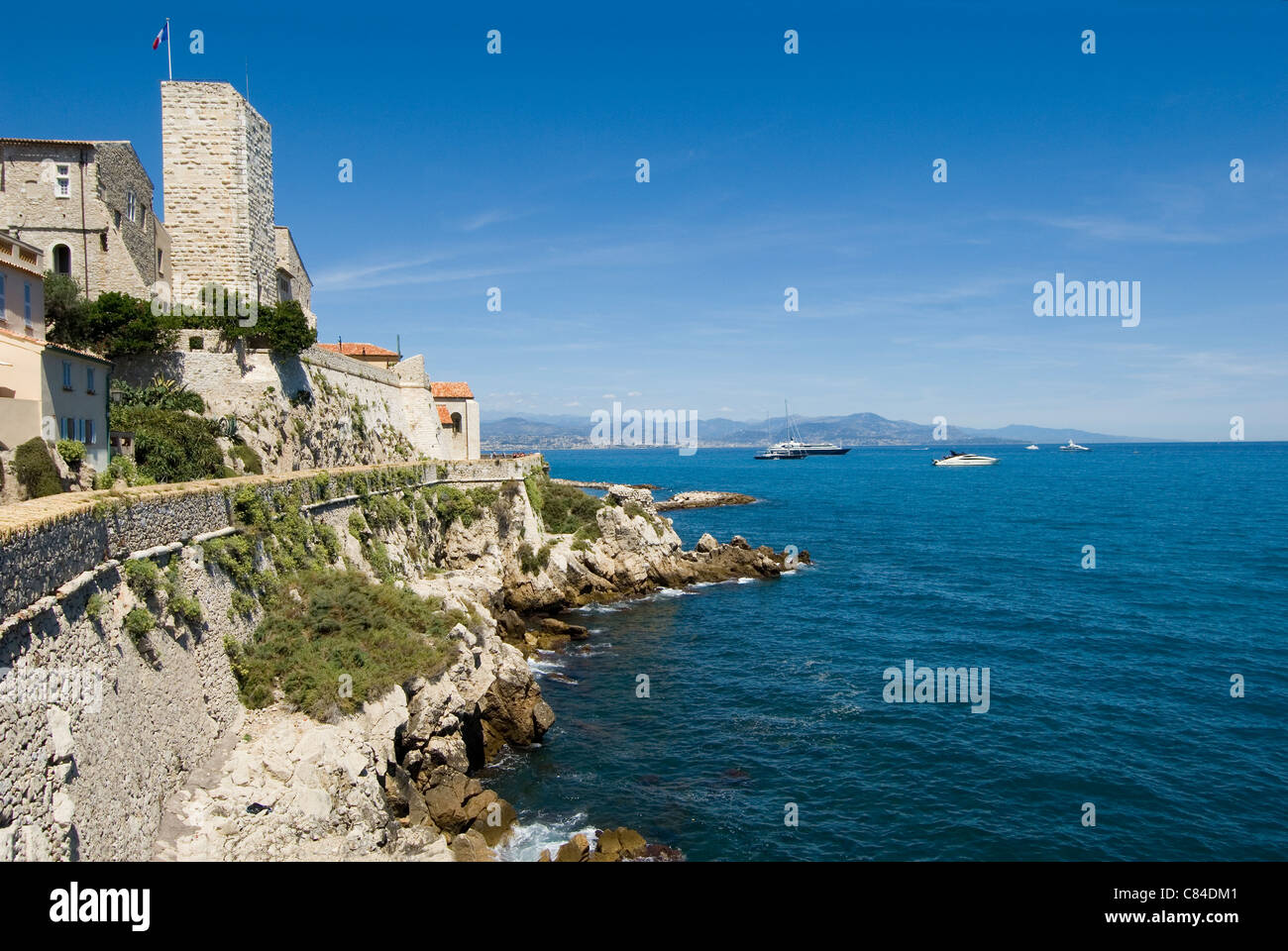 Antibes ed il Museo Picasso al di sopra dei bastioni della città vecchia, il sud della Francia Foto Stock