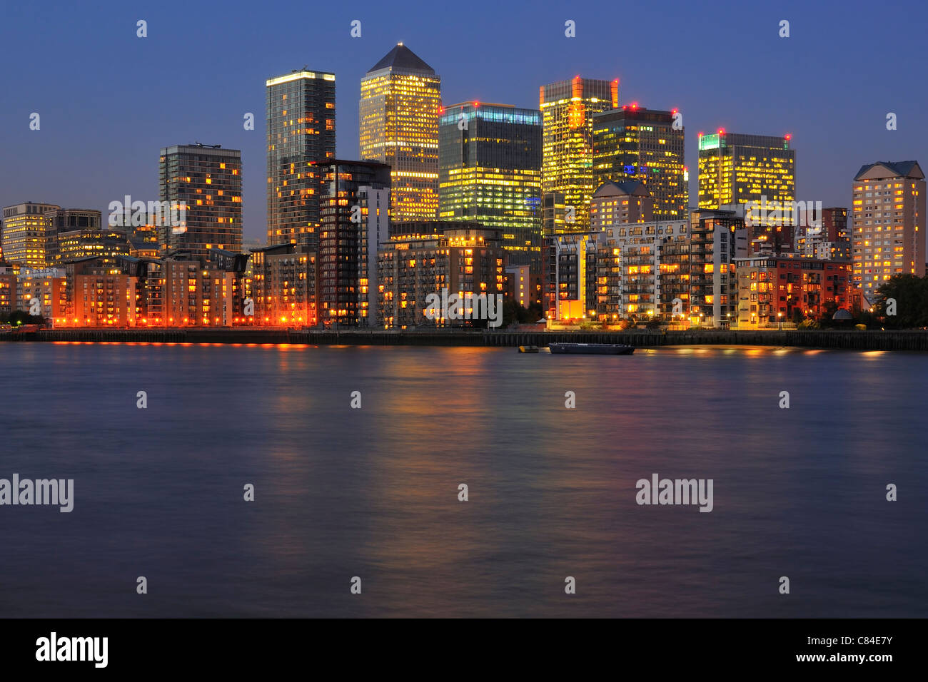 London Canary Wharf business district illuminata di notte Foto Stock