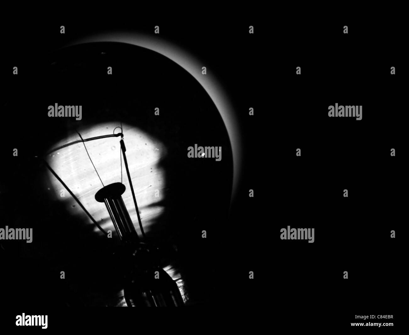 Primo piano di una lampada con luce lunare dietro. Foto Stock