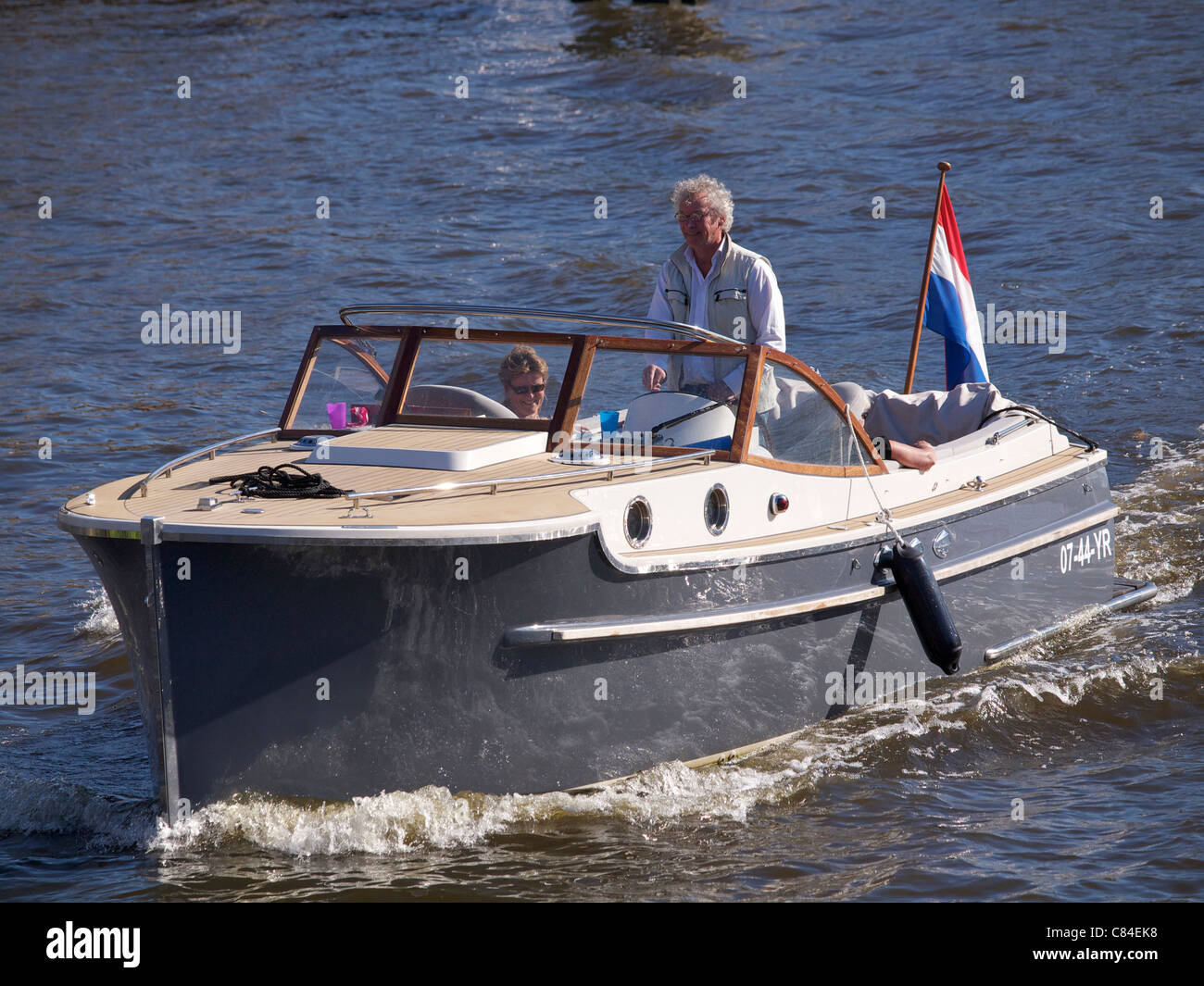 Nice classic yacht sul fiume Amstel nel centro della città di Amsterdam, Paesi Bassi Foto Stock