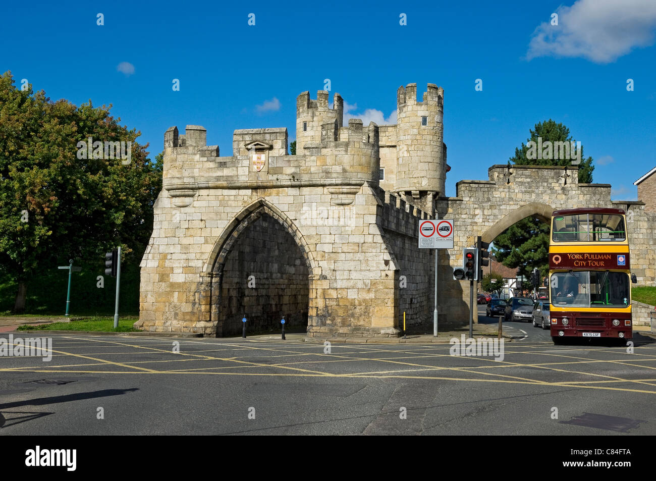 La sezione del Walmgate Bar delle Mura della Citta' in estate York North Yorkshire Inghilterra Regno Unito GB Gran Bretagna Foto Stock