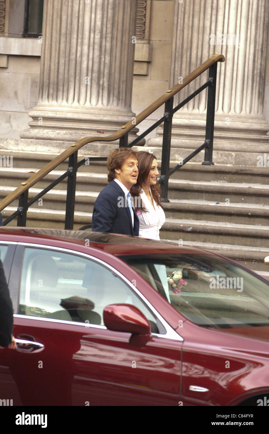 Sir Paul McCartney arriva con la sua fidanzata, ereditiera americana Nancy Shevell, per il loro matrimonio a Marylebone Municipio Ufficio del Registro di sistema a Londra domenica 9 ottobre 2011, il giorno del suo compagno di Beatle tardo John Lennon sarebbe stato 71. Foto: Graham M. Lawrence. Foto Stock