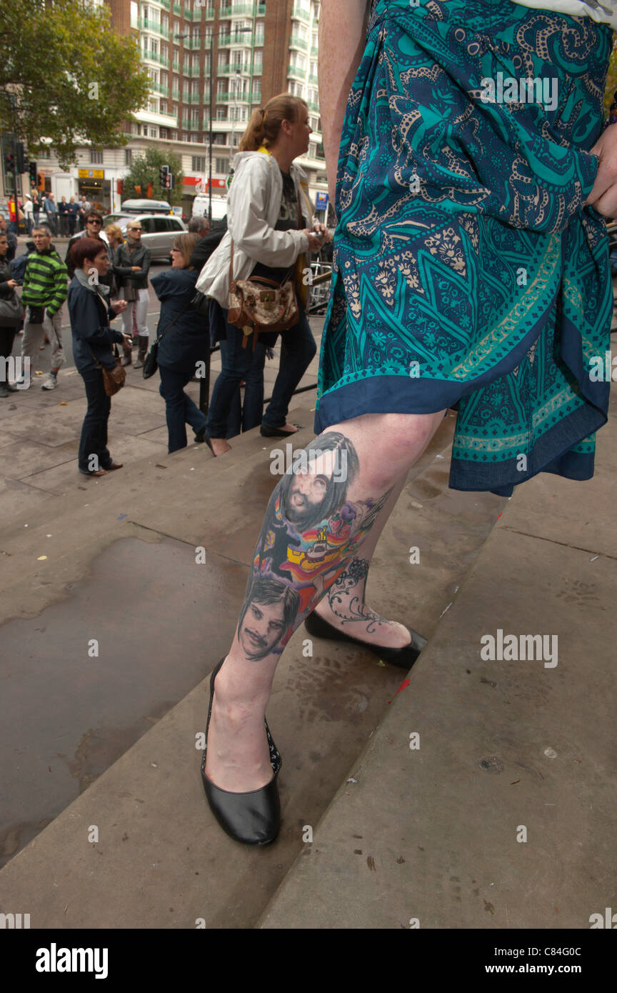 Un fan dei Beatles mostra il suo Beatles tatuaggi alla stampa - Sir Paul McCartney ha sposato la sua fidanzata Nancy Shevell, a Londra in Marylebone Town Hall Registry Officeon domenica 9 ottobre 2011, il giorno del suo compagno di Beatle tardo John Lennon sarebbe stato 71. Foto: Graham M. Lawrence. Foto Stock