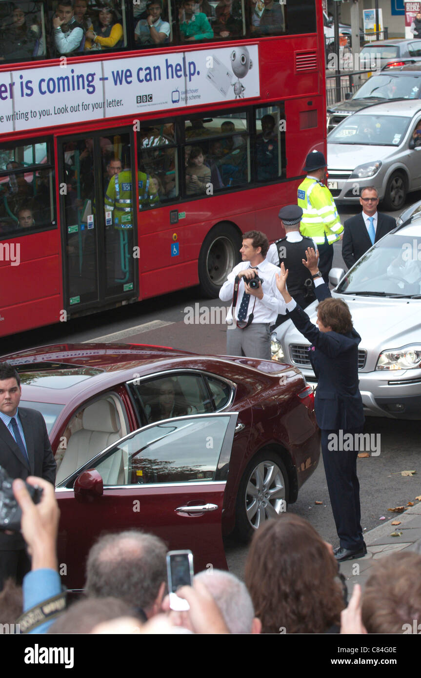 Sir Paul McCartney onde alle persone prima di arrivare nella sua auto per andare via dopo il suo matrimonio. - Sir Paul McCartney ha sposato la sua fidanzata Nancy Shevell, a Londra in Marylebone Town Hall Registry Officeon domenica 9 ottobre 2011, il giorno del suo compagno di Beatle tardo John Lennon sarebbe stato 71. Foto Stock