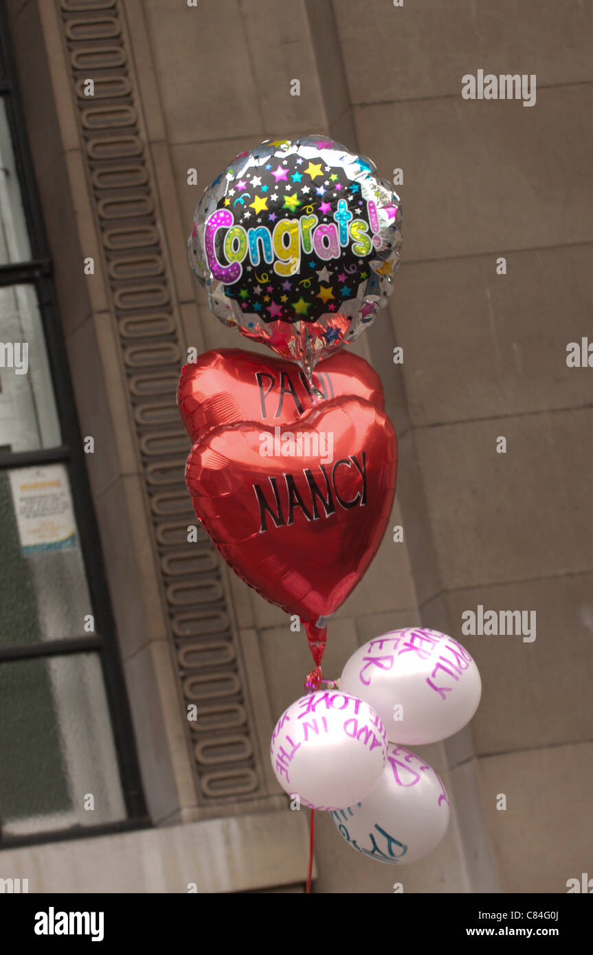 Palloncini portato dalla ventola Chiara Amato 35 da Napoli Italia per dare a Sir Paul McCartney - Sir Paul McCartney ha sposato la sua fidanzata Nancy Shevell, a Londra in Marylebone Town Hall Registry Officeon domenica 9 ottobre 2011, il giorno del suo compagno di Beatle tardo John Lennon sarebbe stato 71. Foto Stock
