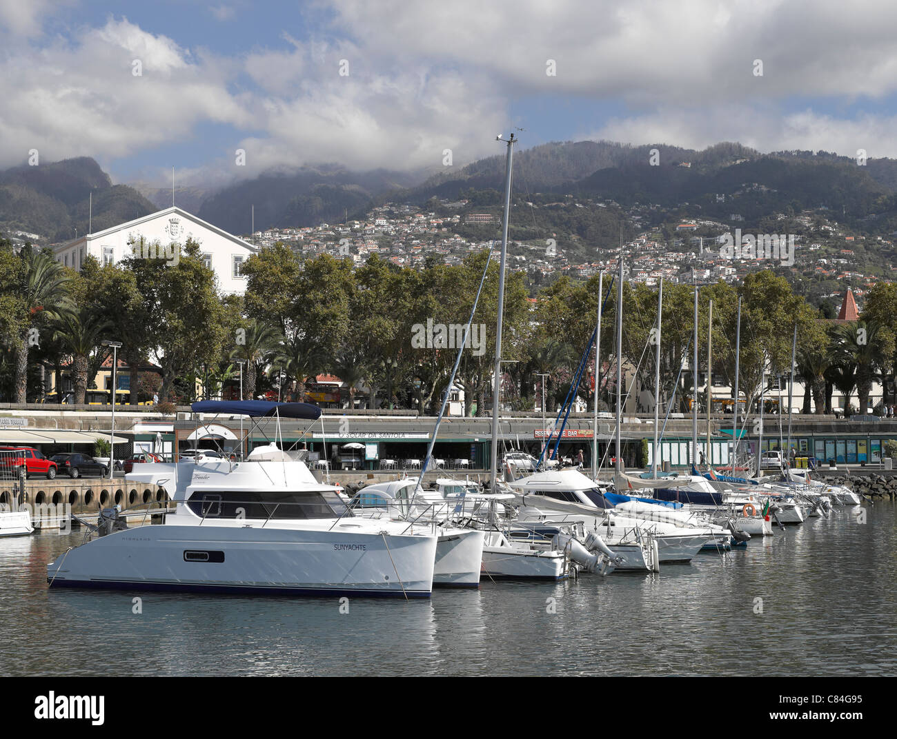 Barche yacht ormeggiati nel porto turistico e yacht Funchal Madeira Portogallo UE Europa Foto Stock