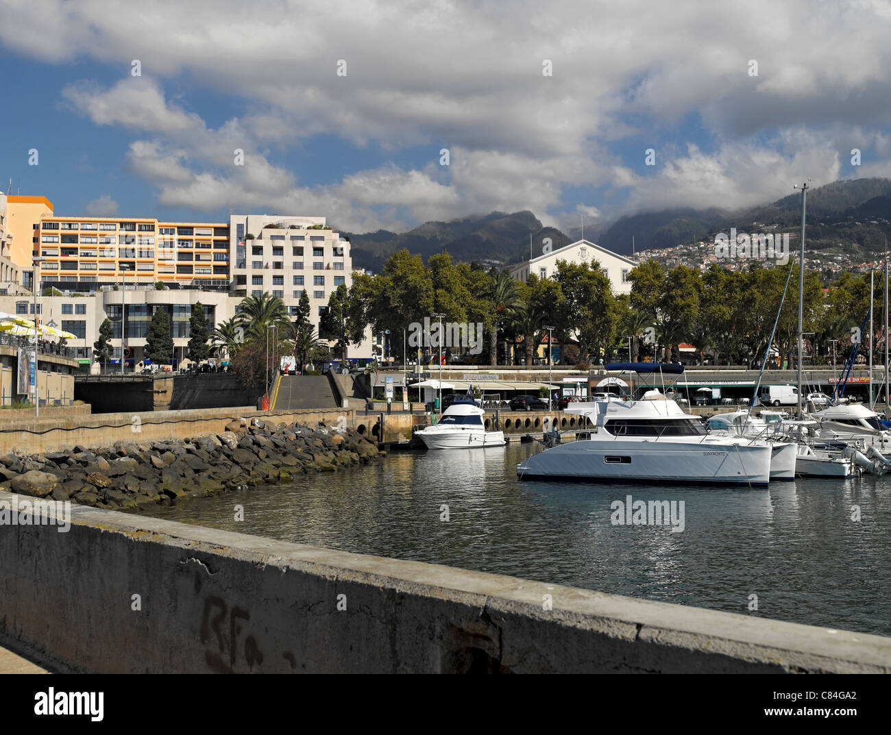 Barche yacht ormeggiati nel porto turistico e yacht Funchal Madeira Portogallo UE Europa Foto Stock