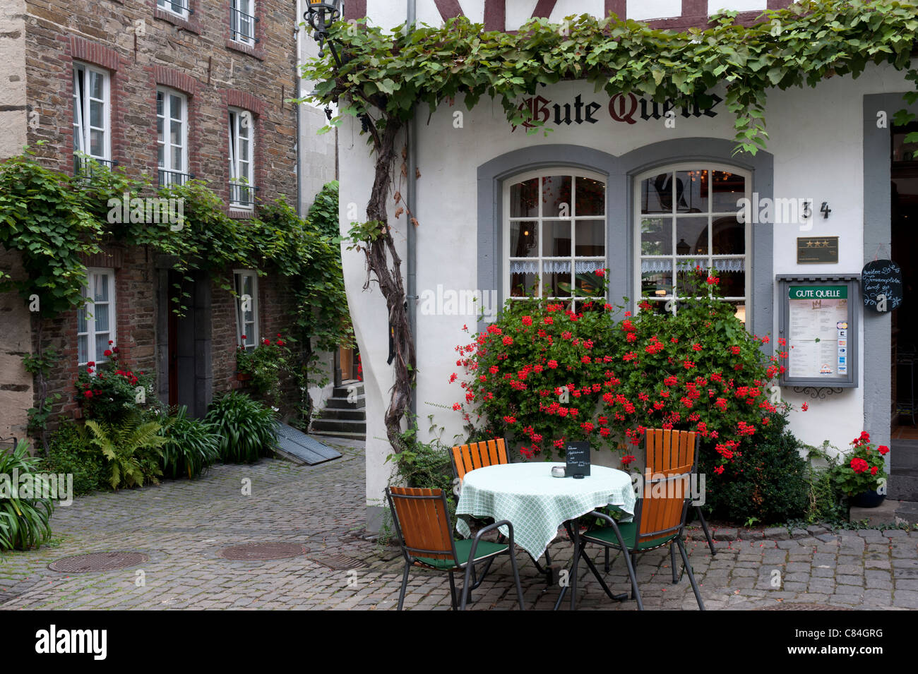 Case storiche e cafe in Beilstein villaggio sul fiume Mosel in Renania Palatinato Germania Foto Stock