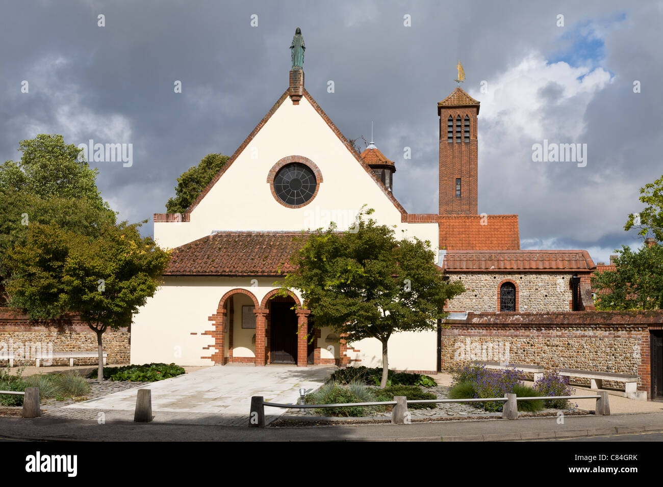 L'ingresso dell'edificio alla chiesa anglicana del " Il Santuario di Nostra Signora di Walsingham poco, Norfolk, Inghilterra, Regno Unito. Foto Stock
