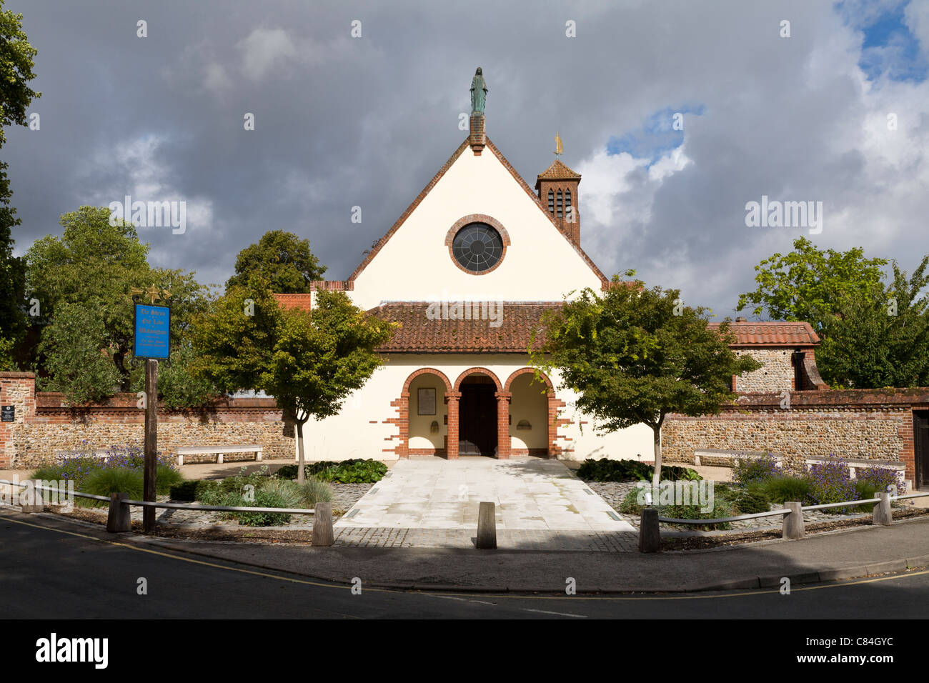 L'ingresso dell'edificio alla chiesa anglicana del " Il Santuario di Nostra Signora di Walsingham poco, Norfolk, Inghilterra, Regno Unito. Foto Stock