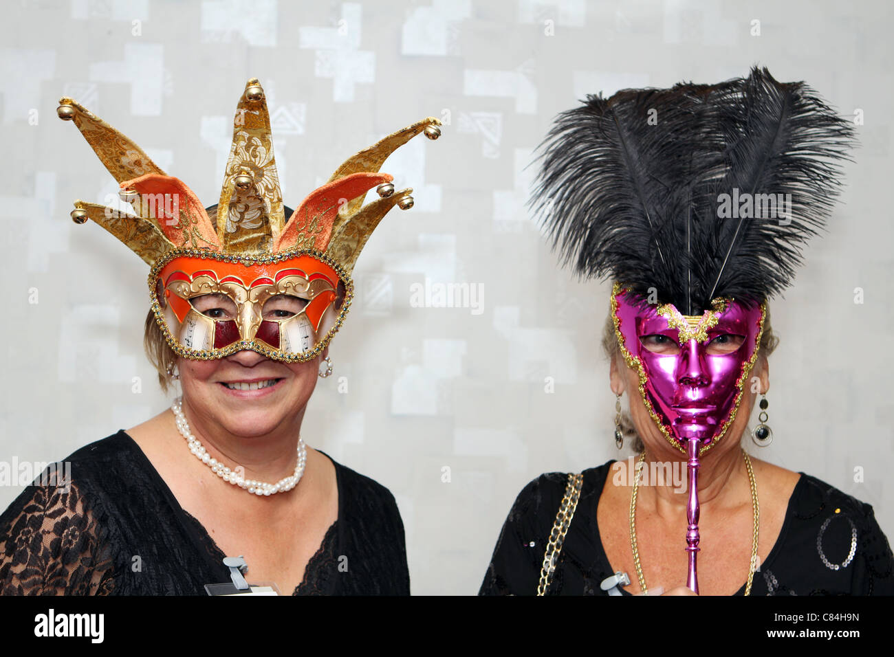 Le donne con le maschere durante la sfera della maschera Foto Stock