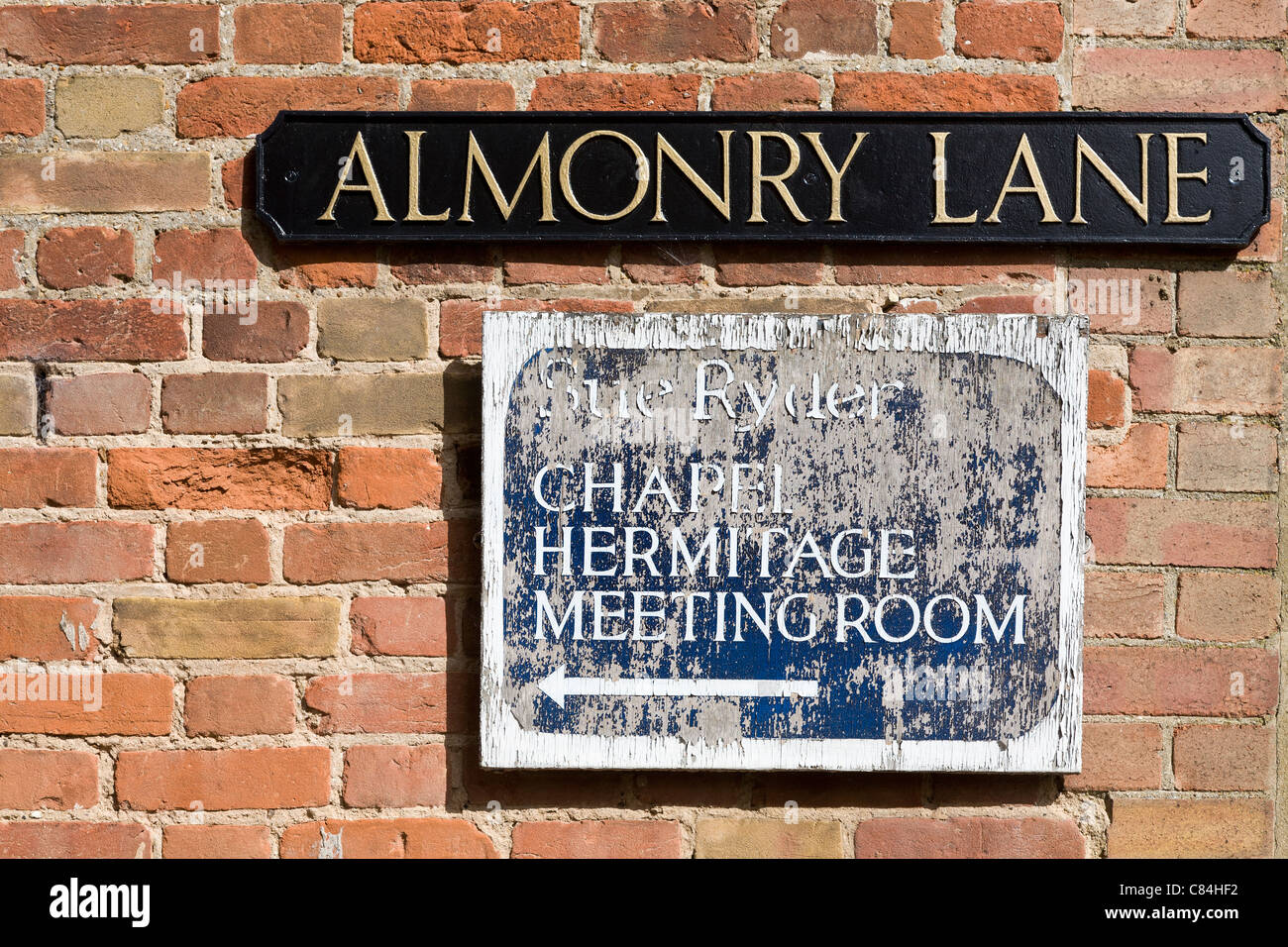 Corsia Almonry segno, originariamente significato la casa dove l elemosiniere diede alms dovrebbe vivere. Little Walsingham, Norfolk, Inghilterra, Regno Unito. Foto Stock