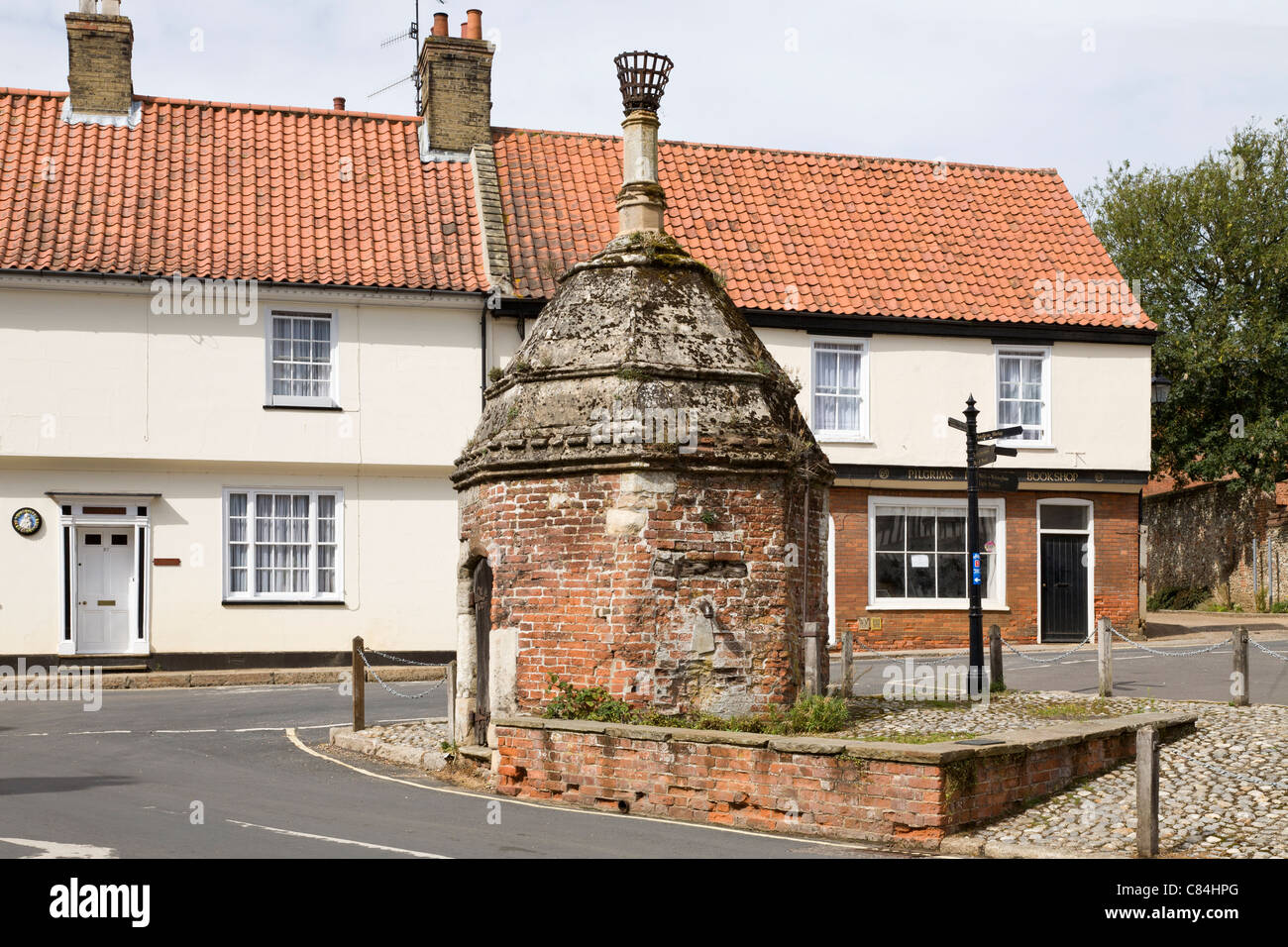 Il villaggio medievale di pompa ad acqua a Little Walsingham, Norfolk, Inghilterra, Regno Unito. Foto Stock