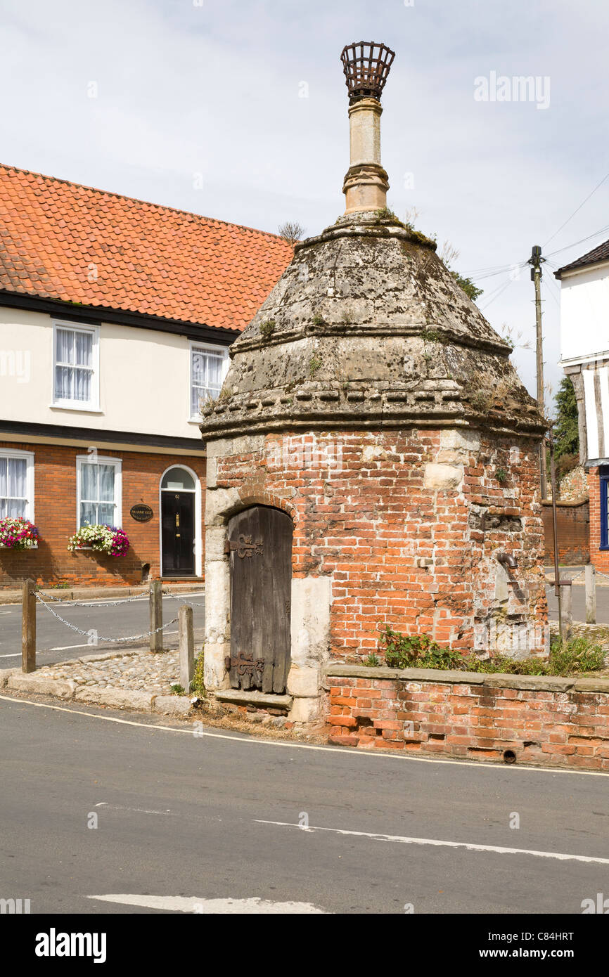 Il villaggio medievale di pompa ad acqua a Little Walsingham, Norfolk, Inghilterra, Regno Unito. Foto Stock