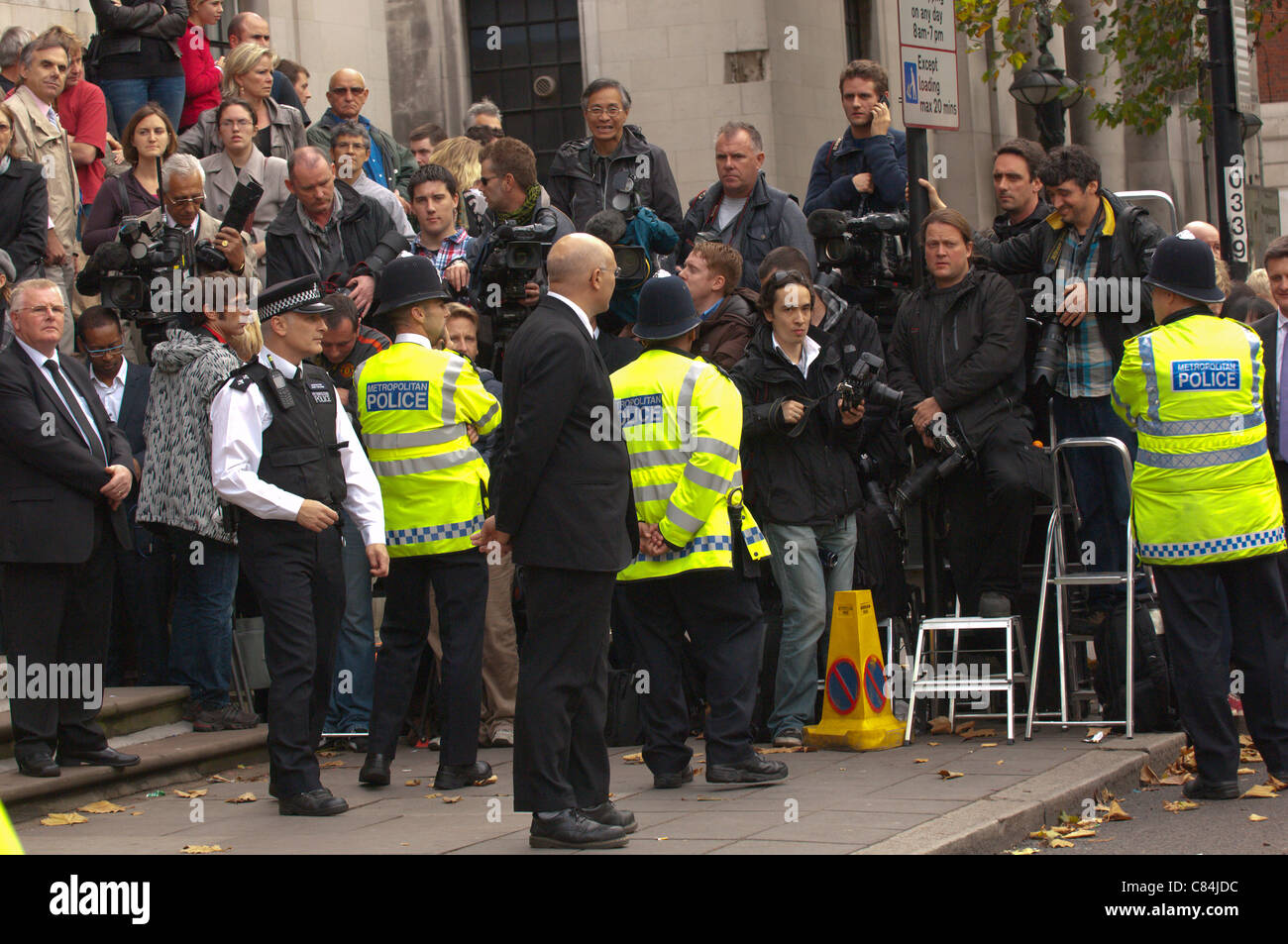 Controllo di polizia i fan e la stampa - Sir Paul McCartney ha sposato la sua fidanzata Nancy Shevell, a Londra in Marylebone Town Hall Registry Officeon domenica 9 ottobre 2011, il giorno del suo compagno di Beatle tardo John Lennon sarebbe stato 71. Foto: Graham M. Lawrence. Foto Stock