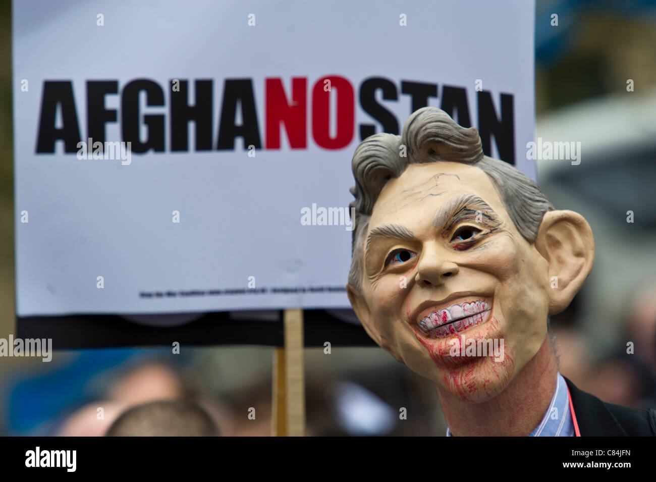 Fermare la guerra e CND organizzare una manifestazione di protesta per segnare il decimo anniversario della guerra in Afghanistan. Trafalgar Square, Londra Foto Stock