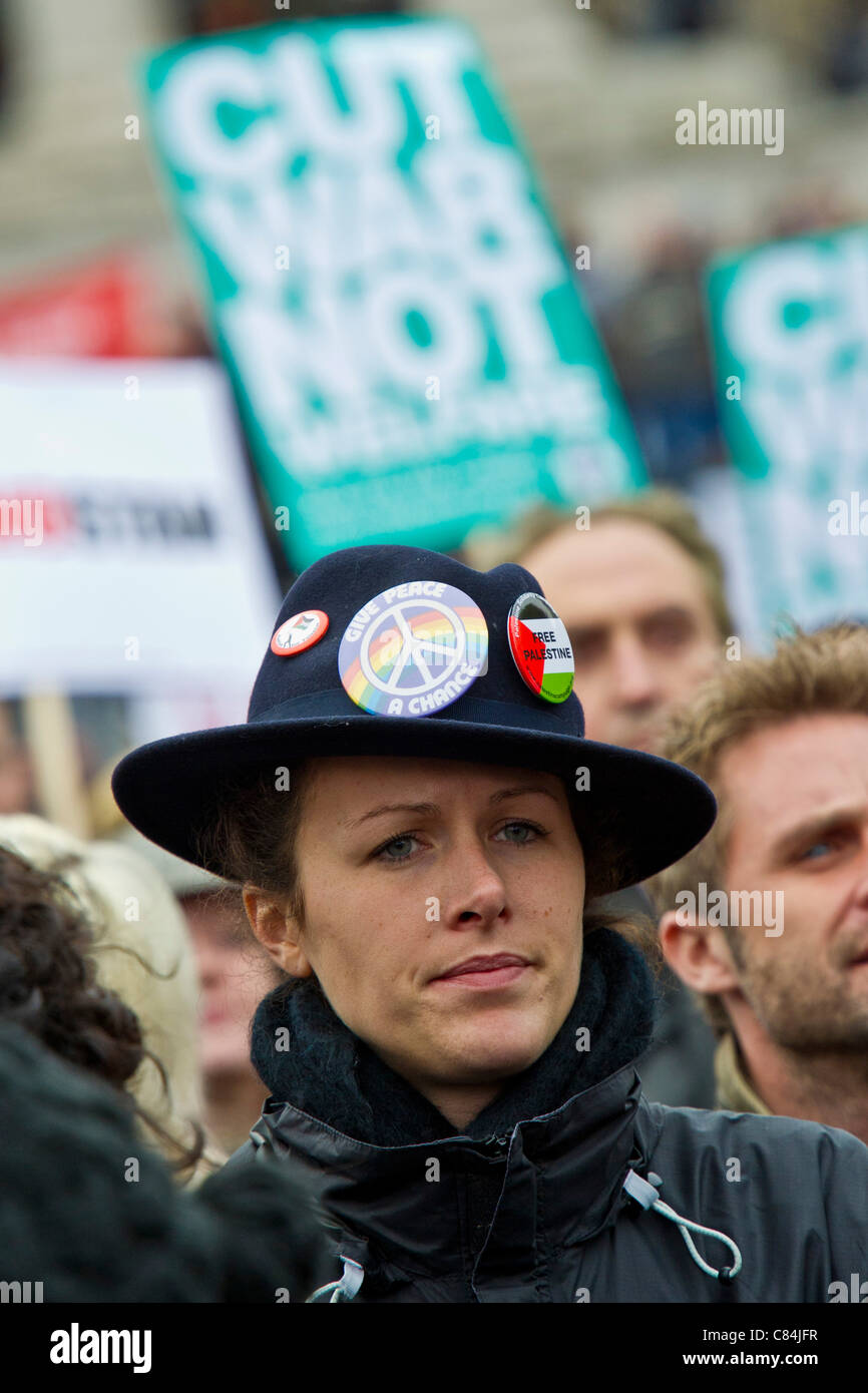 Fermare la guerra e CND organizzare una manifestazione di protesta per segnare il decimo anniversario della guerra in Afghanistan. Trafalgar Square, Londra Foto Stock