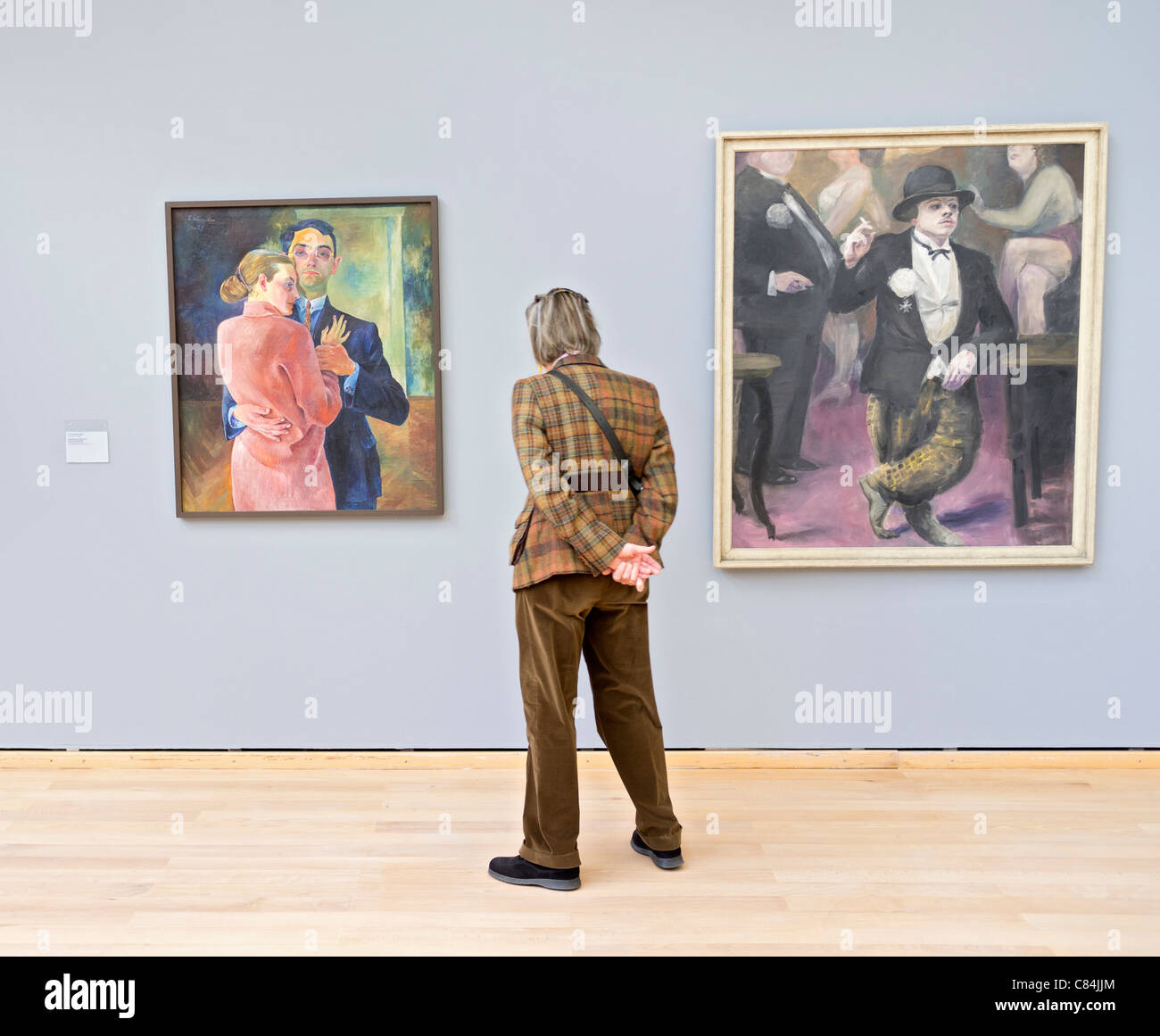 Donna che guarda la pittura presso il Museum Kunst Palast o arte Palace Museum a Dusseldorf in Germania Foto Stock