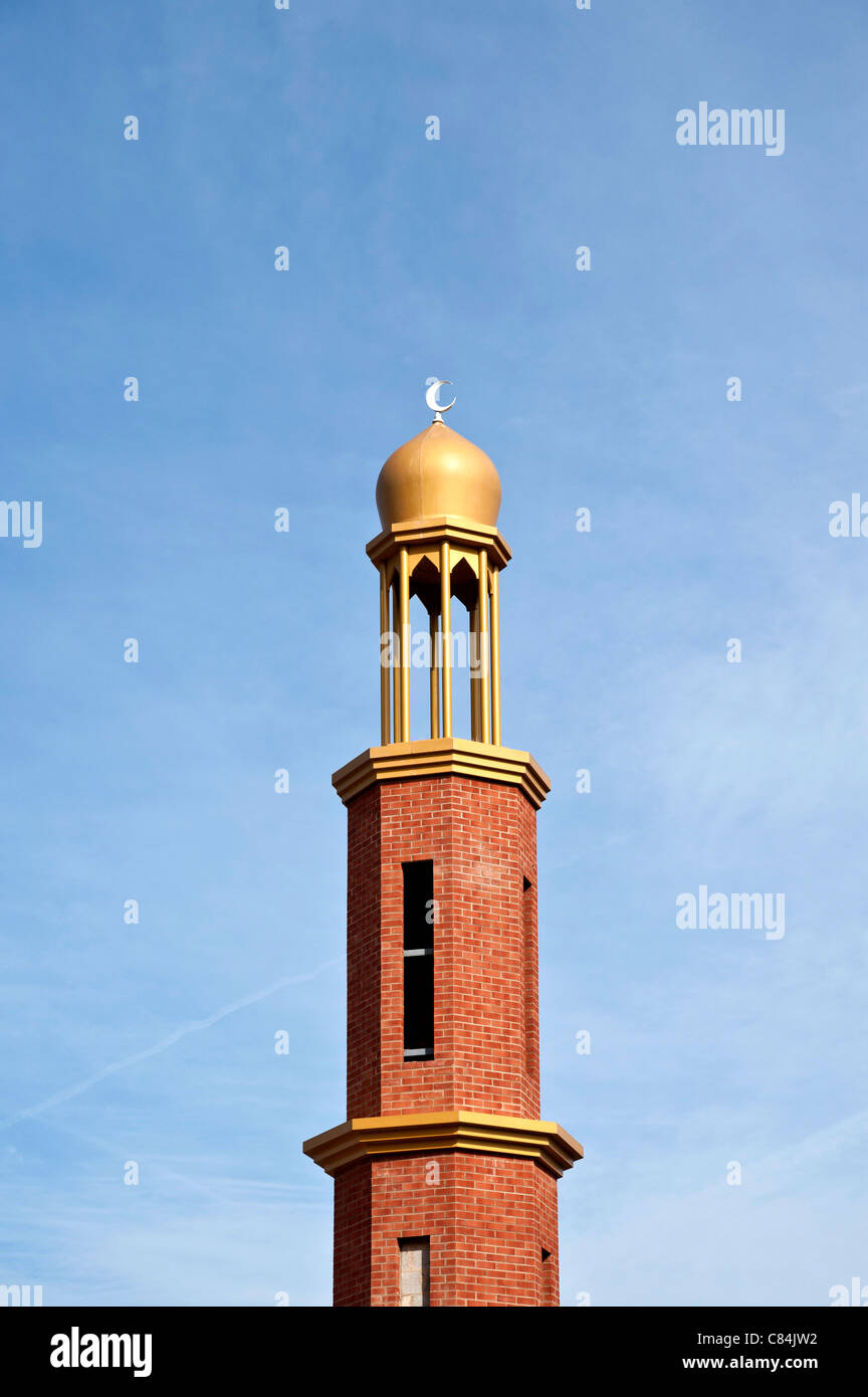 Redditch nuovo minareto della moschea e crescent contro un cielo blu Foto Stock