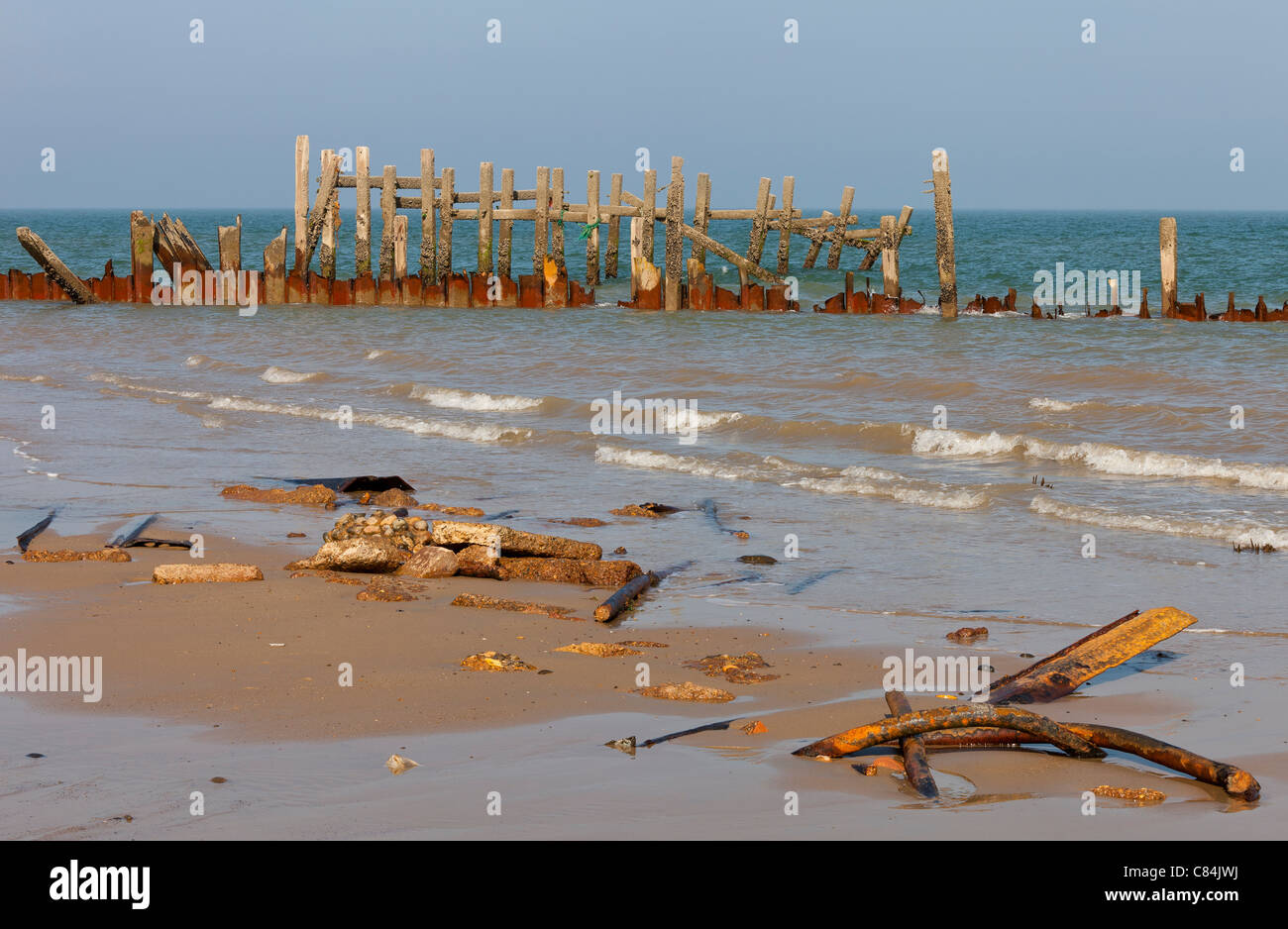 Rotto le difese di mare sulla spiaggia di happisburgh in Norfolk Inghilterra Foto Stock