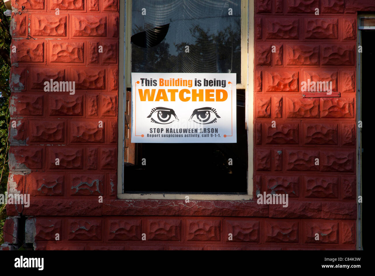 Neighborhood Watch firmare per il Diavolo della notte su vacante abitazione Detroit Michigan STATI UNITI Foto Stock