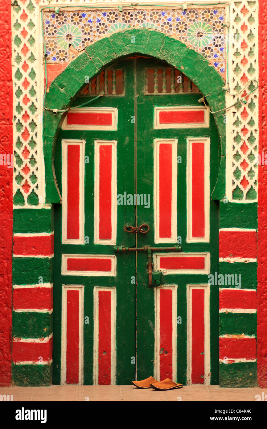 Marocchina tradizionale pantofole/babouches fuori decorato, porta di legno nella medina di Essaouira, Nord Africa Foto Stock