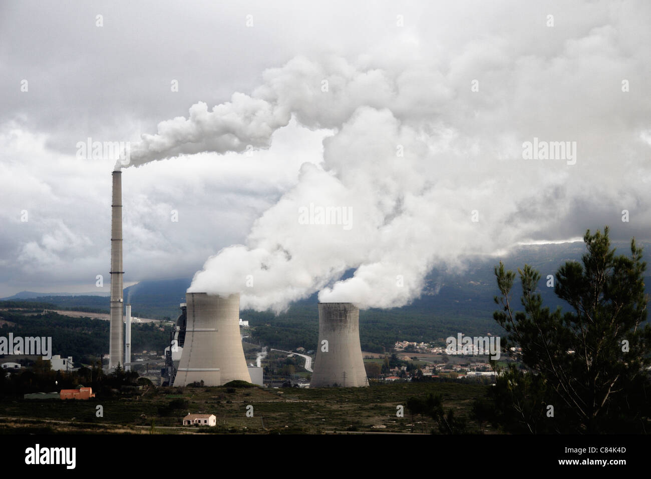 Il fumo che esce di fabbrica fumaioli Foto Stock