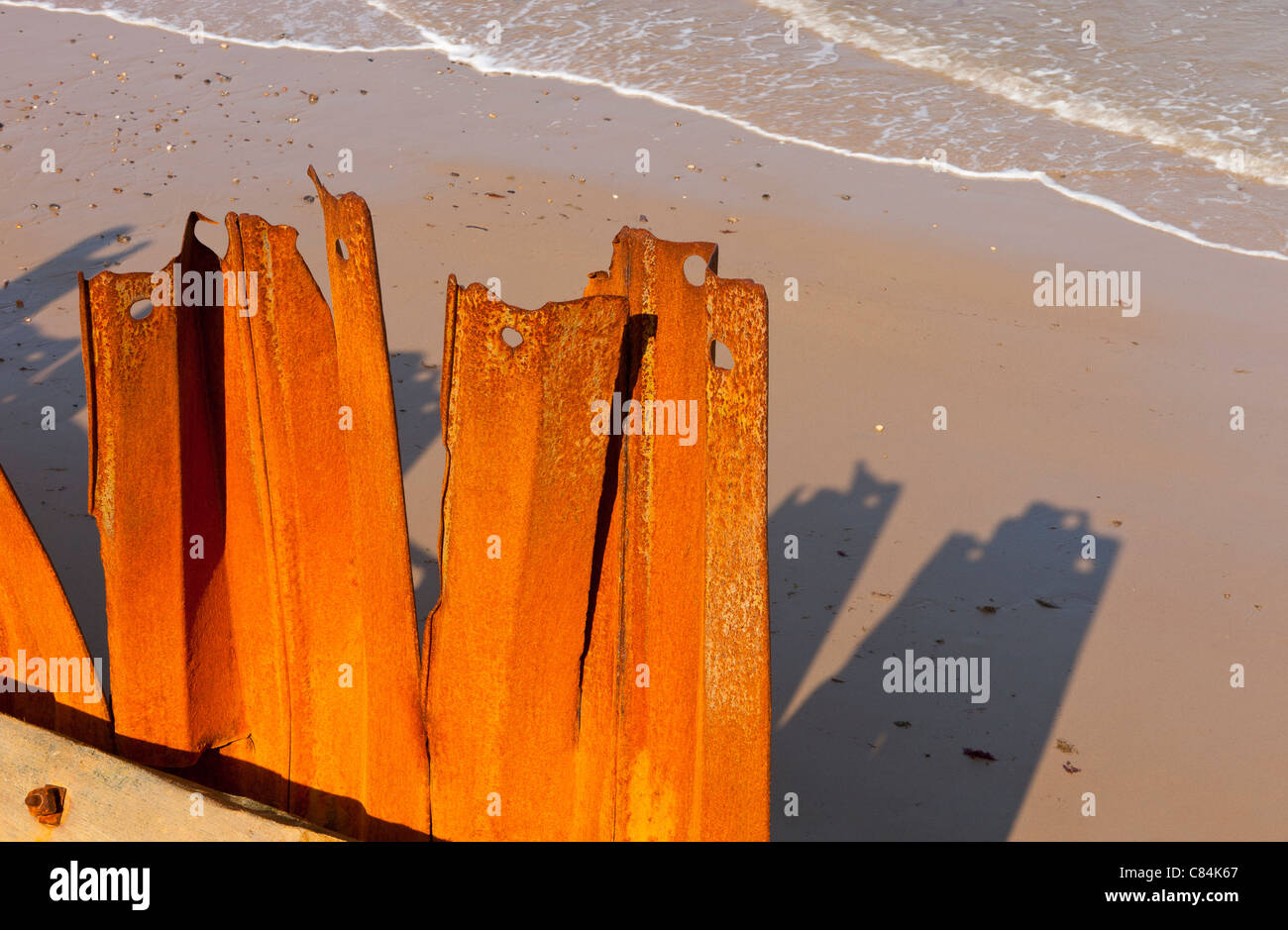 Rusty e danneggiato le difese di mare sulla spiaggia di happisburgh in Norfolk Inghilterra Foto Stock