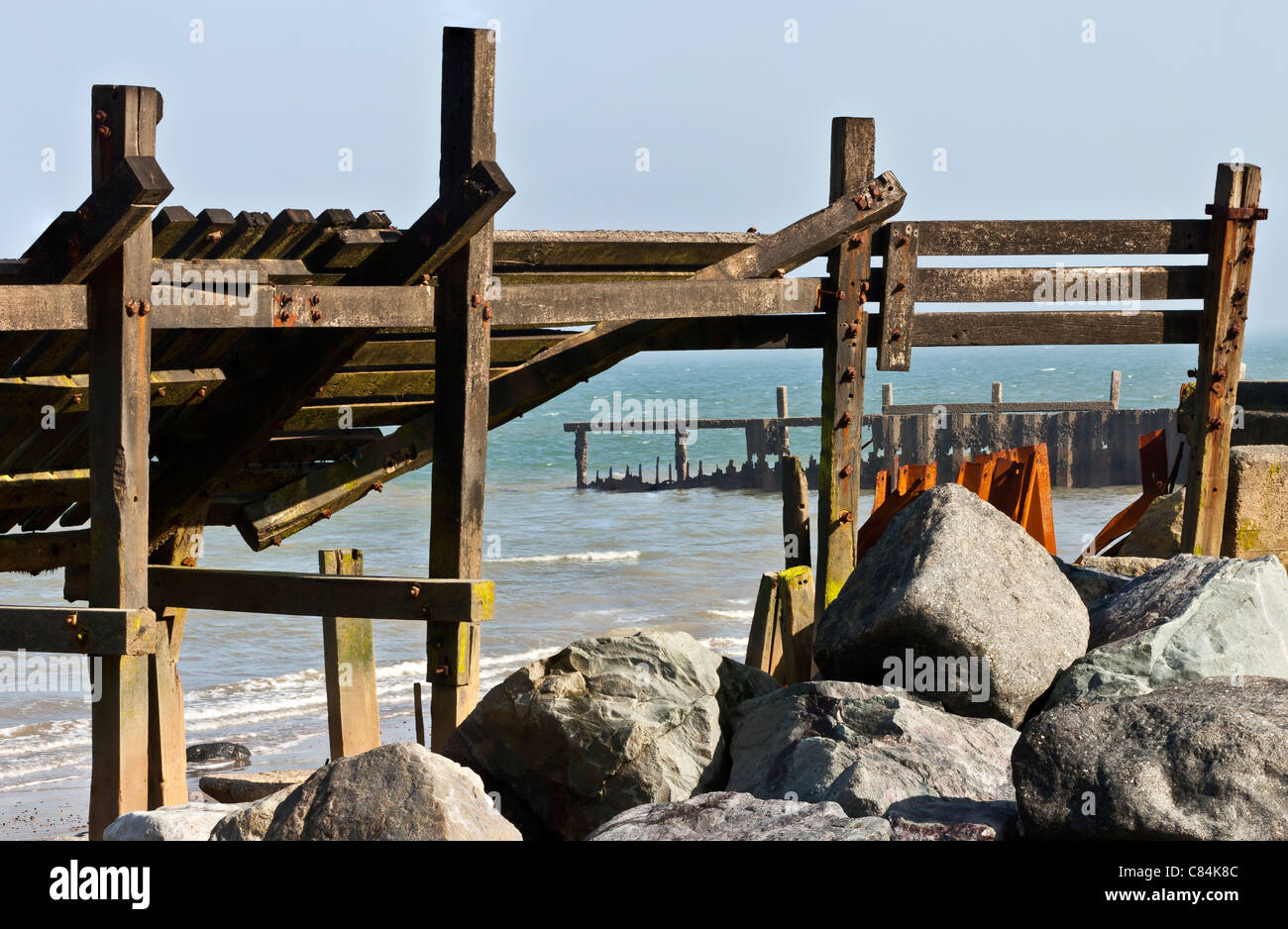 Danneggiato le difese del mare e delle rocce sulla spiaggia happisburgh in Norfolk Inghilterra Foto Stock
