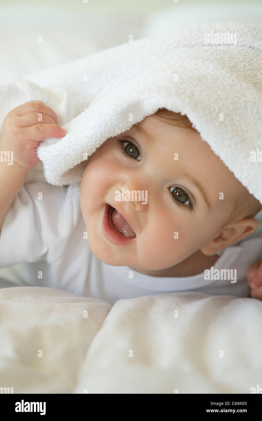 Baby che spuntavano da sotto una coperta, ritratto Foto Stock