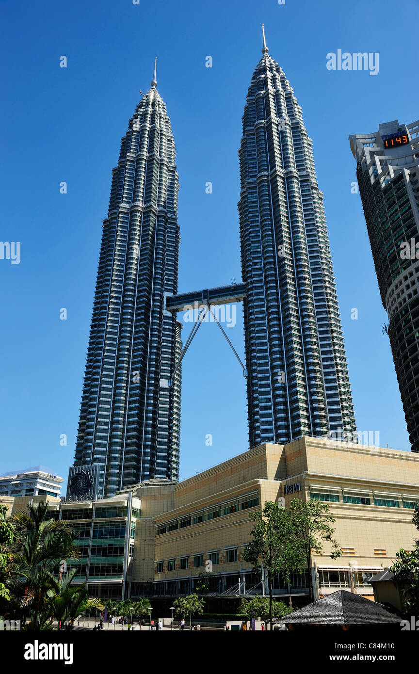 Petronas Towers dal centro cittadino di Kuala Lumpur (KLCC) Park, Kuala Lumpur, Malesia Foto Stock