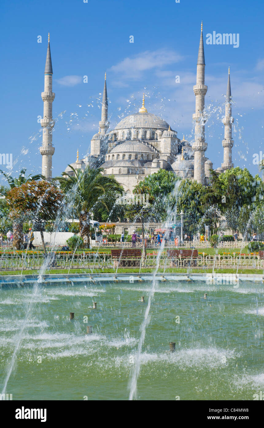 La Moschea Blu (Sultan Ahmet Camii) con cupole e minareti, Sultanahmet, Istanbul, Turchia Foto Stock