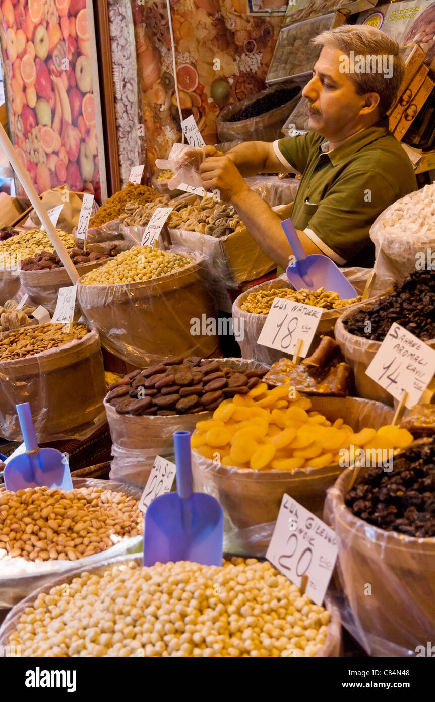 Acquisto di impulsi, i dadi e le spezie in una fase di stallo nel bazaar egiziano (Bazar delle Spezie) (Misir Carsisi), Eminonu, Istanbul, Turchia Foto Stock