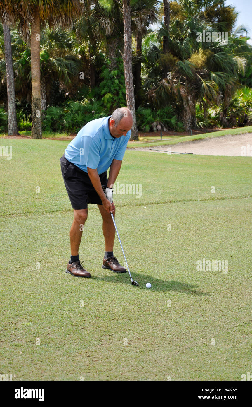 La mezza età uomo a mettere su un campo da golf in Naples, Florida Foto Stock