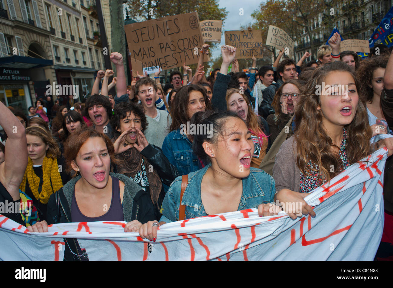 Gli studenti francesi marciano per protestare contro le misure di austerità del governo che riguardano anche l'istruzione. Parigi, grande folla di persone [adolescenti] raduno di donne, FRANCIA DEMO GIOVANILE, protesta adolescenziale Foto Stock