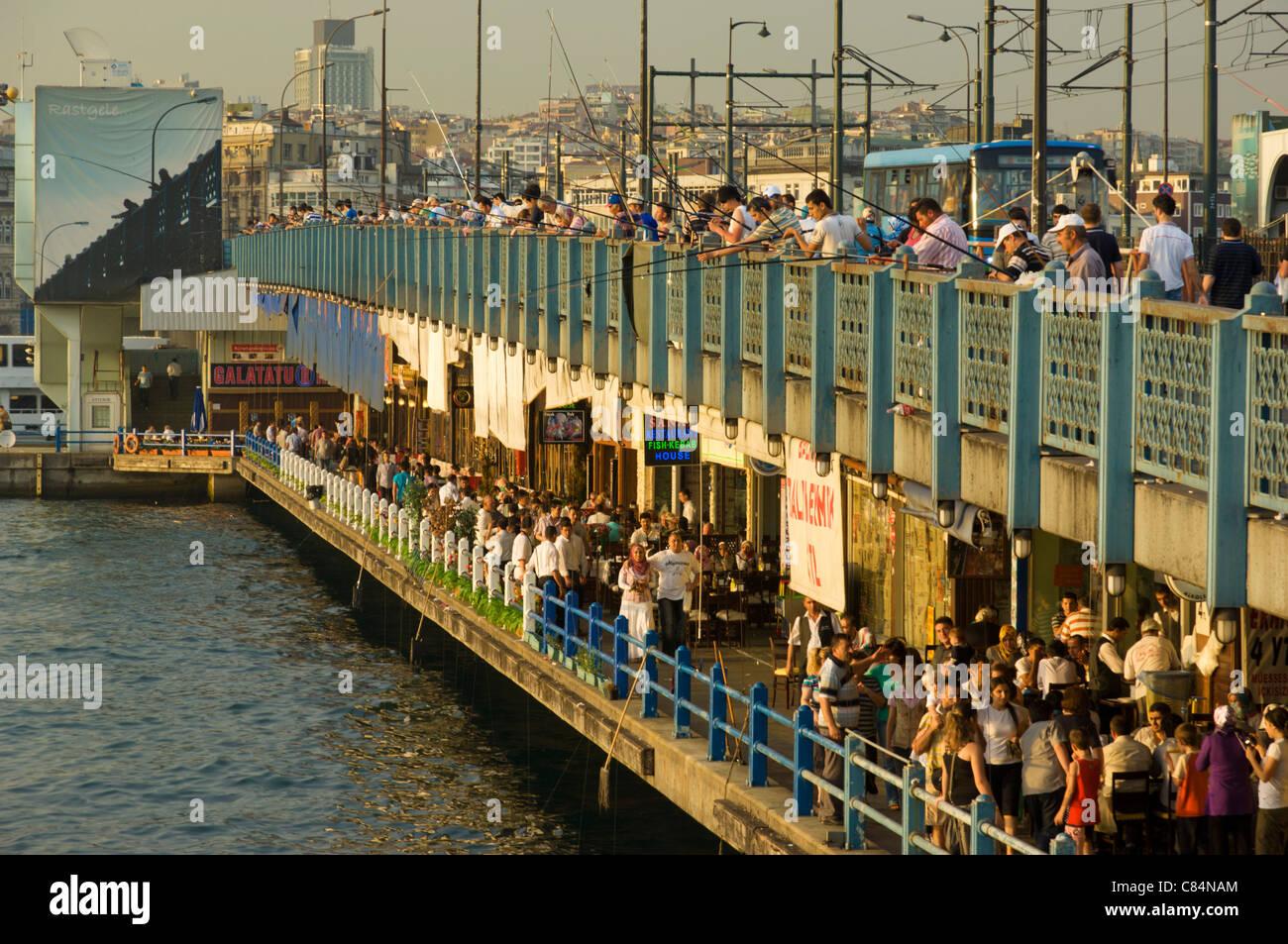 La pesca da Galeta bridge, Istanbul, Turchia, Europa Foto Stock