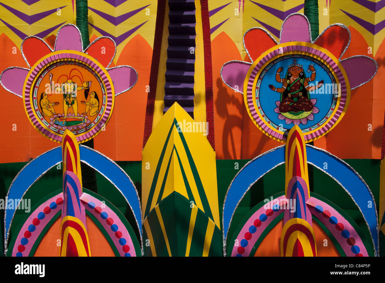 Colorato 'Ajeya Sanghati Durga puja pandal' su M.G. Strada in Kolkata (Calcutta), West Bengal, India. Foto Stock