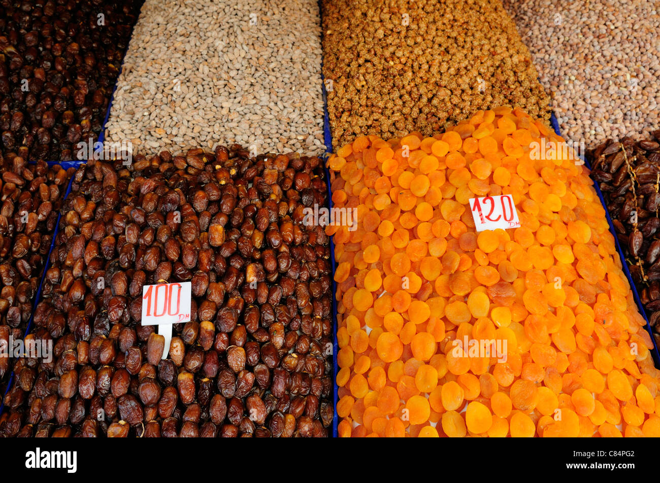 Frutta secca per la vendita, Piazza Djemaa el Fna a Marrakech, Marocco Foto Stock