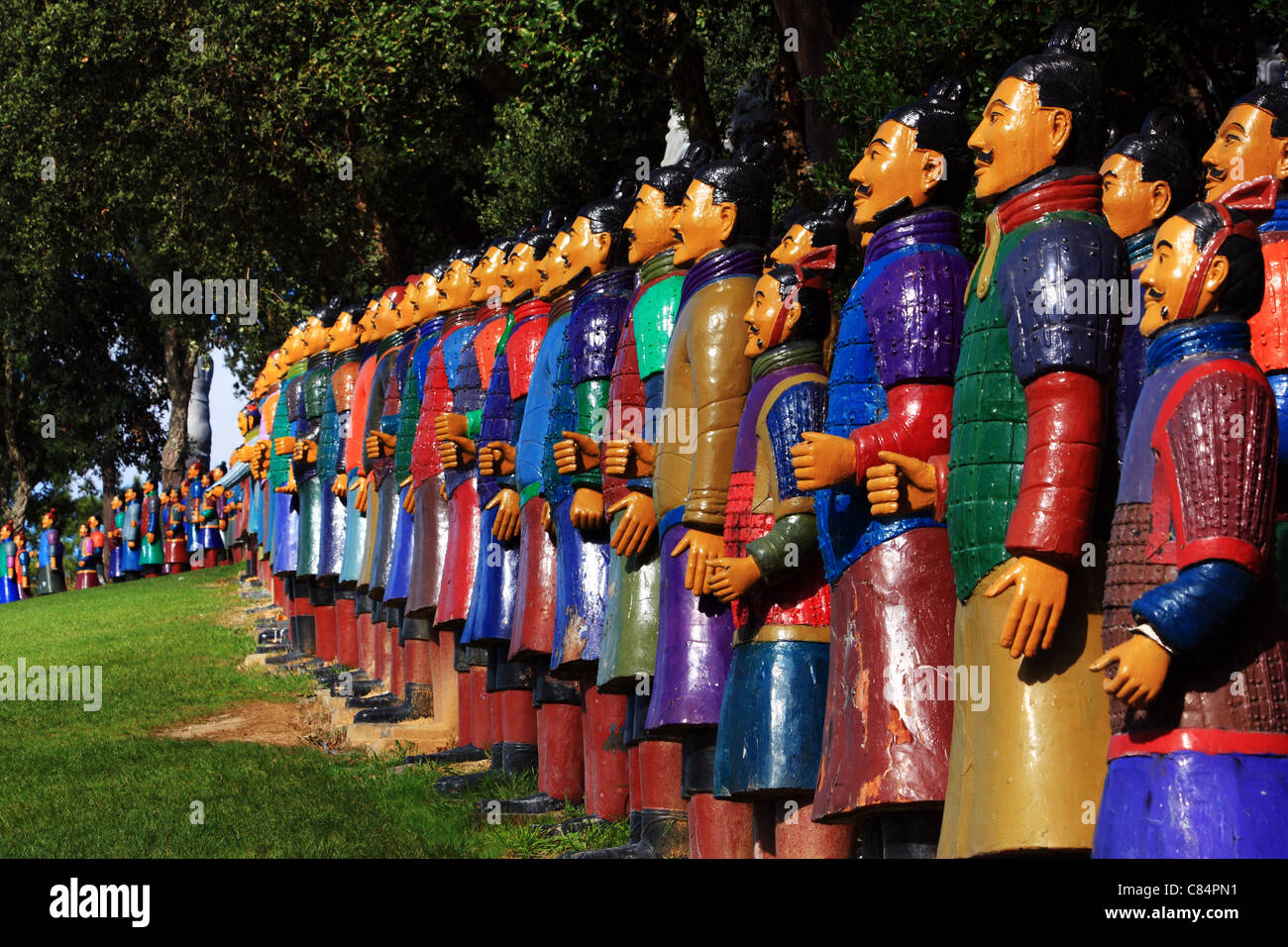 Dipinto di soldati di terracotta sul display in un giardino ( obidos - Portogallo ) Foto Stock
