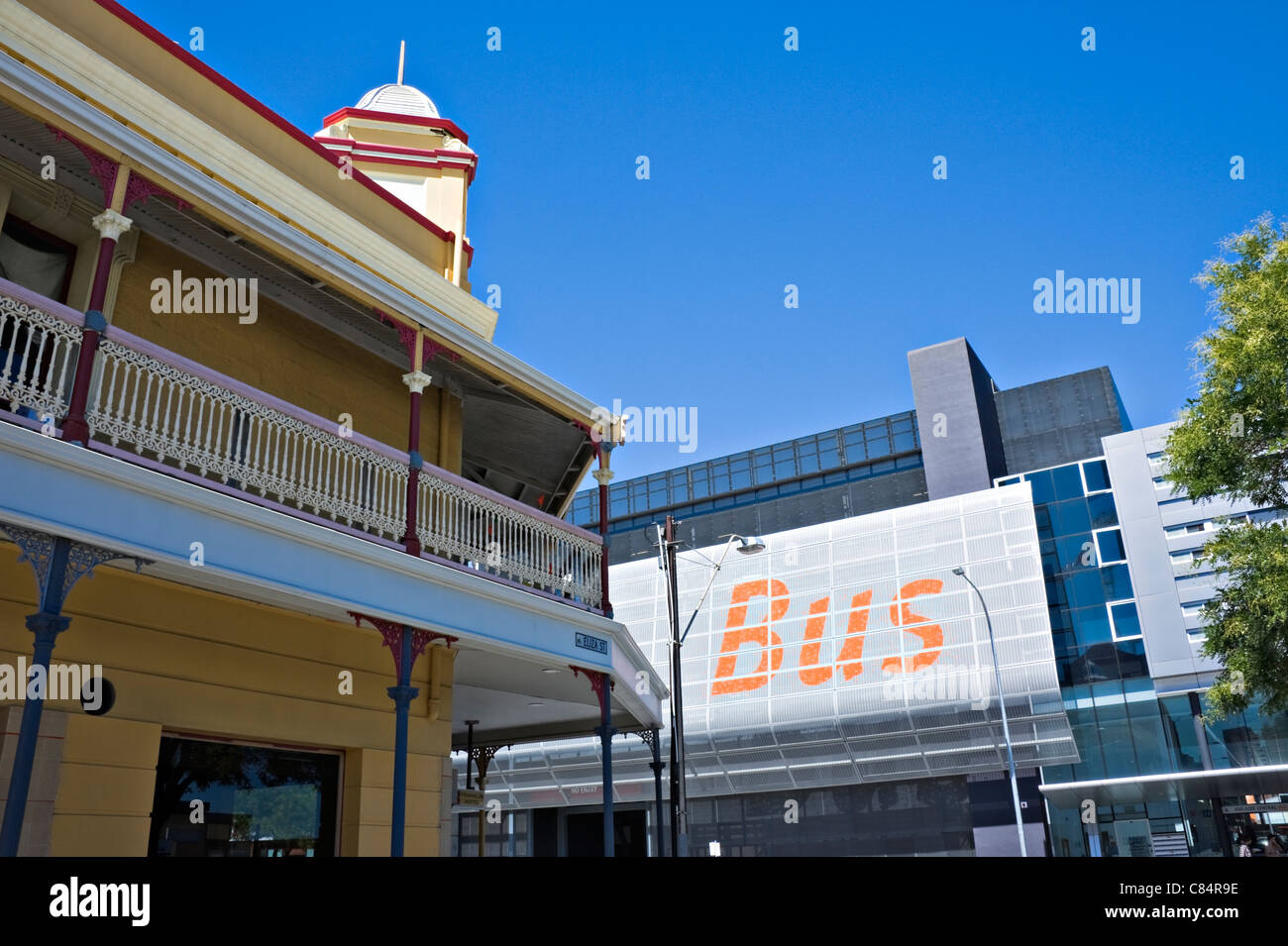 Il moderno Franklin Street Stazione Bus Edificio con grande segno arancione in Adelaide Australia Meridionale Foto Stock