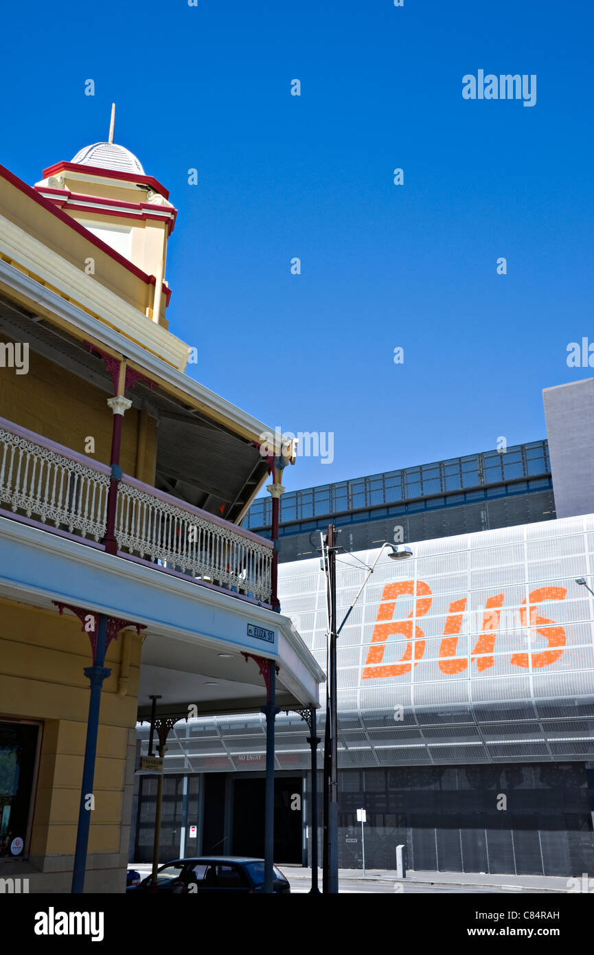 Il moderno Franklin Street Stazione Bus Edificio con grande segno arancione in Adelaide Australia Meridionale Foto Stock