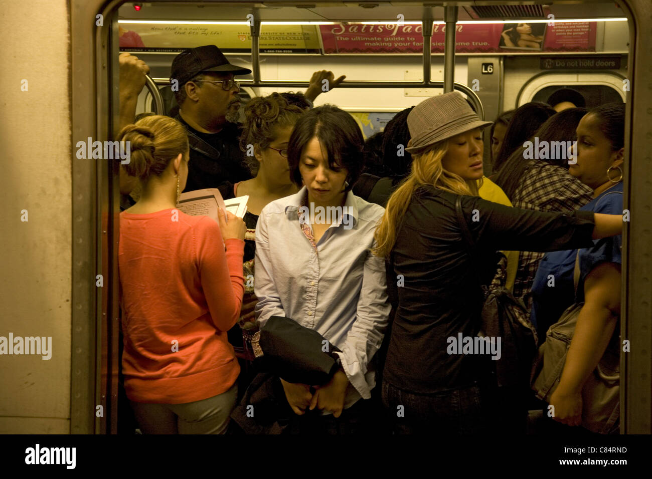 Pranzo alla metropolitana vettura ottenendo pronto a lasciare la stazione, NYC. Foto Stock
