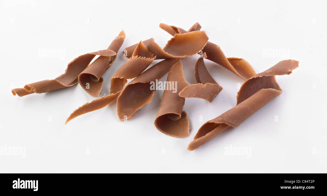 Il latte di riccioli di cioccolato sul ritaglio bianco Foto Stock